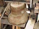 Dzwon w kościele św. Mikołaja ufundowany przez panią Jenny Pingel w 1922 roku.